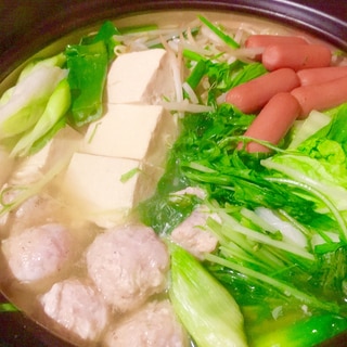 ダシダ(韓国出汁)で♩ウインナーと鶏団子のお鍋